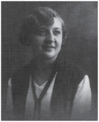 Comença a escriure petites obres de teatre i poemes