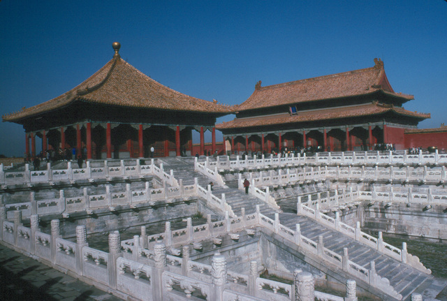 Marco Polo arrives at Peking