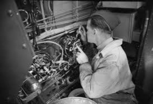 Automatic gyrostabilizer leads to first automatic pilot