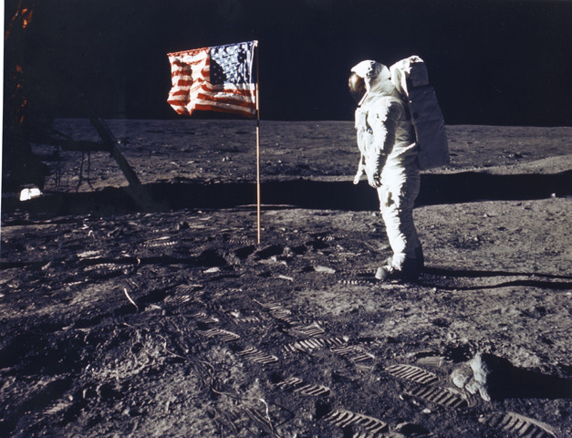 US Lands Man On The Moon