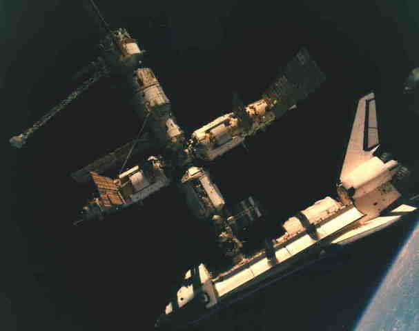 Первый экипаж, проработавший в космосе свыше одного года. Владимир Титов и Муса Манаров на станции "Мир"