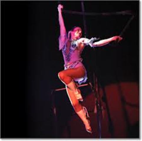 Jusy gets a job as a trapeze artist for the Austrailian Air Aces.