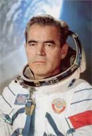 Первый в мире групповой космический полет