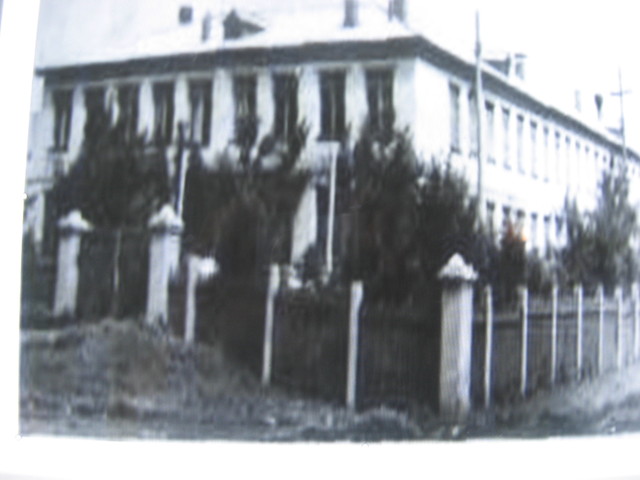 кирпичное здание школы