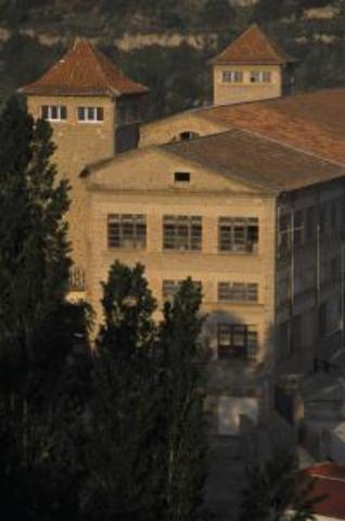 Es comença a construir la fàbrica de Viladomiu Nou