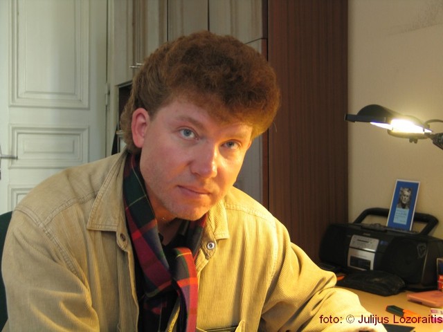 Yra čia dozė cinizmo