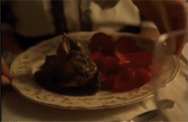 Tita cocina codornices en pétalos de rosas