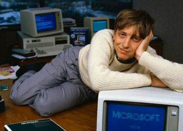 Bill gates crea un lenguaje par una computadora altair.