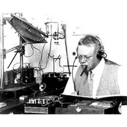 Primera emissió comercial de ràdio als EUA