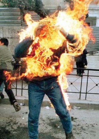 Mohamed Bouazizi sets fire to self