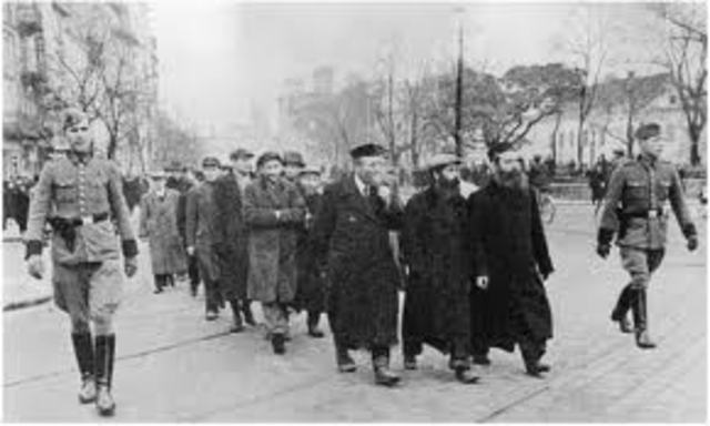 1938 Nazis begin rounding up Jews for labor camps