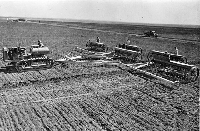 How a collective farm worked?