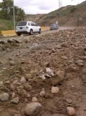 Atorado el segundo acceso a Playas de Tijuana.