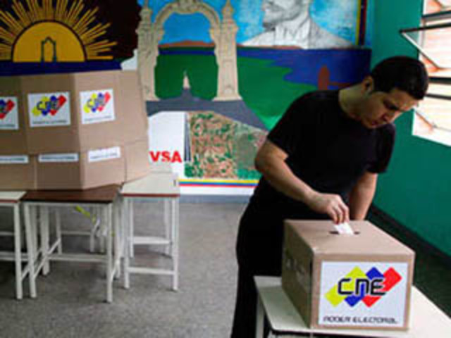 Venezolanos dan inicio a jornada electoral