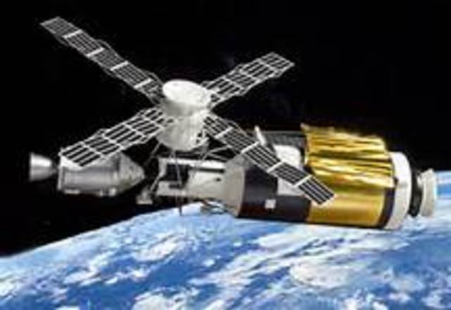 first piece of the ISS space station was launched