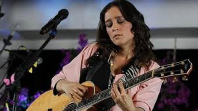 Comienza su carrera como solista con el grupo CAFE TACUBA