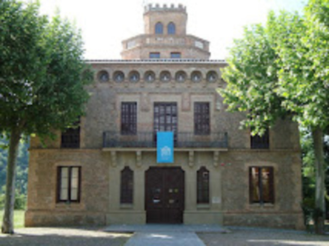 Es va començar a construir la torre de l'amo i la esglesia