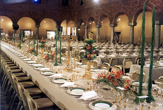 They eat various strange wordplay meals at the Royal Banquet