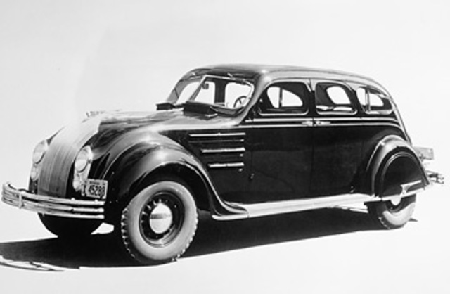 Primer automóvil moderno de la epoca