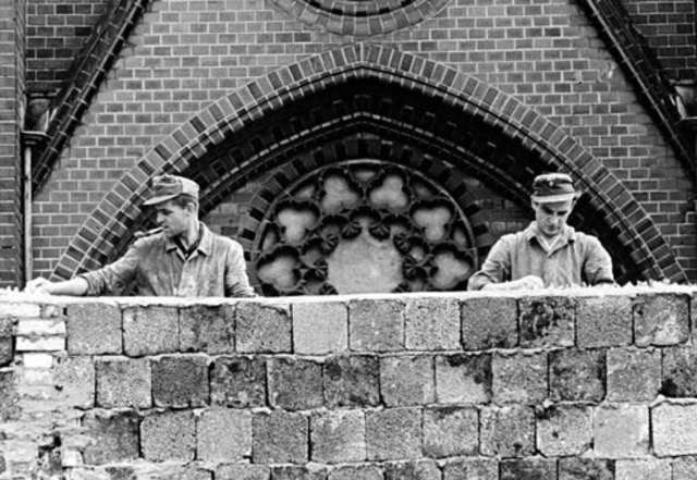 Berlin Wall is erected