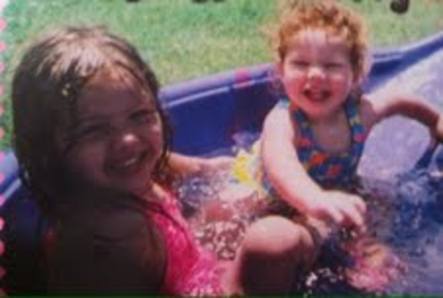 Mi hermana y yo nadamos en la piscina.