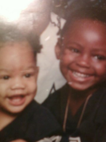 mi hermano y fue y se tomó fotos en su 1er cumpleaños