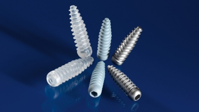 Tornillos biodegradables hechos de ácido poliláctico