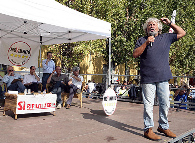 Grillo a Parma: "Il forno? Dovranno passare sul cadavere del sindaco Pizzarotti"