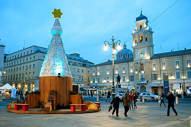 Si accende l'eco-albero a pedali in piazza Garibaldi