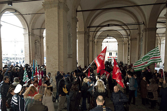 Urla e fischi dai dipendenti comunali sotto il Municipio