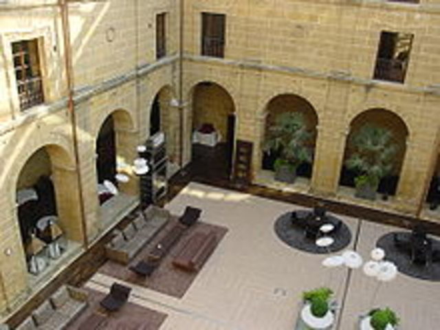 Monasterios y hospitales