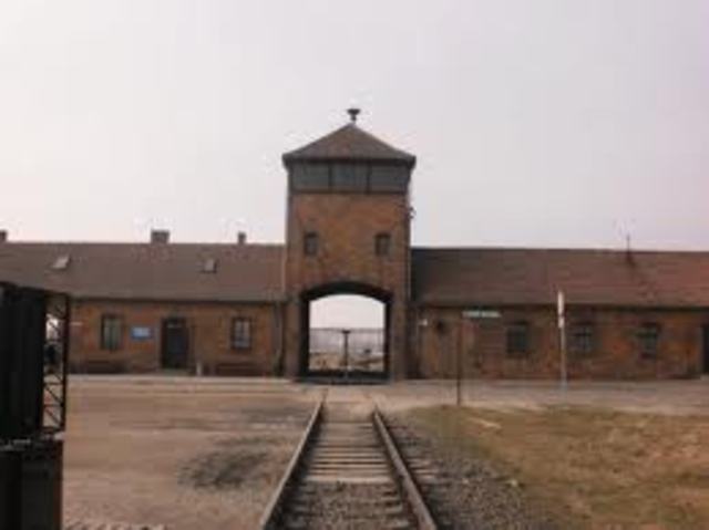 La SS establece un segundo campo en Auschwitz, al que llaman Auschwitz-Birkenau o Auschwitz II.
