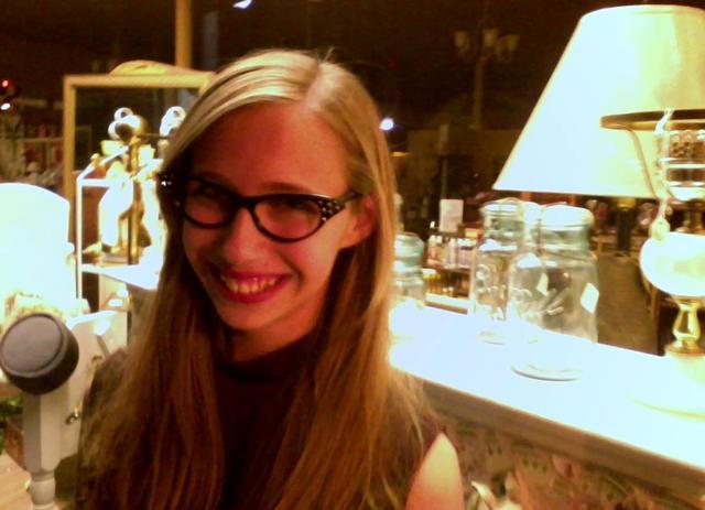 representé Ms. Teavee en Willy Wonka Jr.