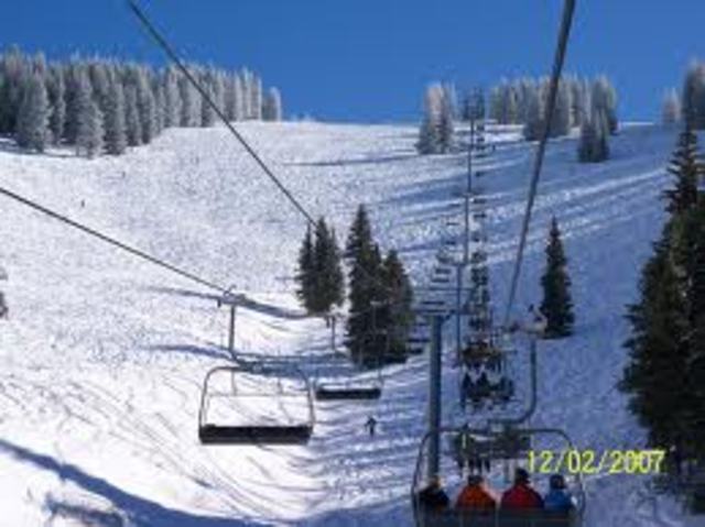 Mi familia y yo fuimos esquiar en Colorado.