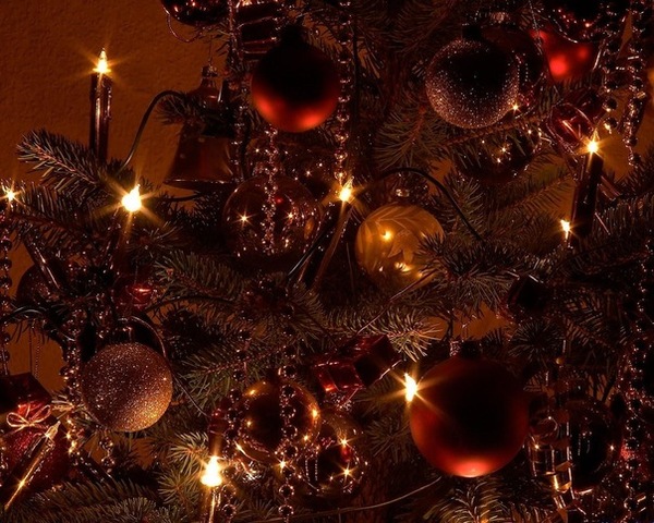 в городке Лауш В Тюрингии были изготовлены первые елочные шары