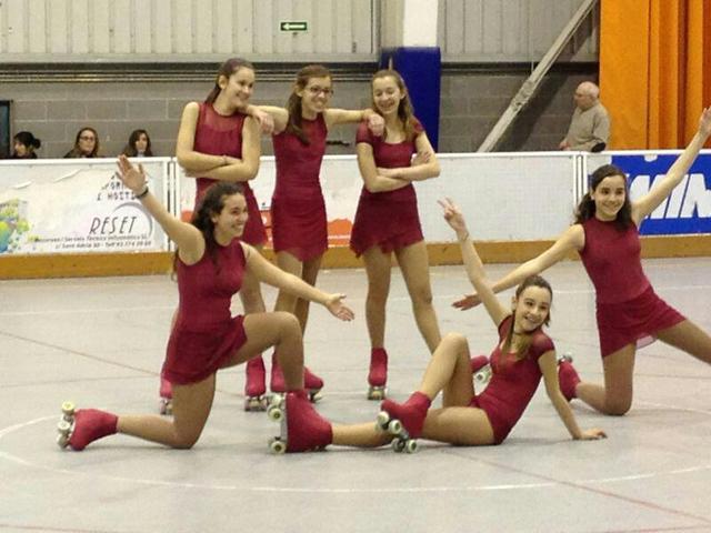 Júlia start roller-blading.