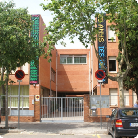 Ona and Júlia go to the highschool