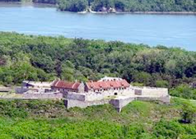 Le fort Carillon, abandonné par les troupes est repris par les anglais qui le nomme le fort Ticonderoga