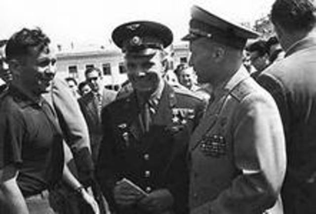 Совершён первый в мире групповой космический полёт на кораблях Восток-3 и Восток-4