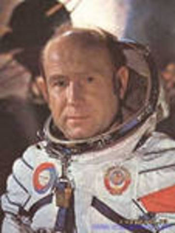 совершён первый в истории выход человека в открытый космос. Космонавт Алексей Леонов совершил выход в открытый космос из корабля Восход-2.