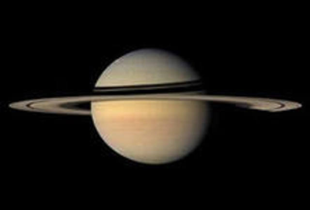 станция «Кассини» стала первым искусственным спутником Сатурна.