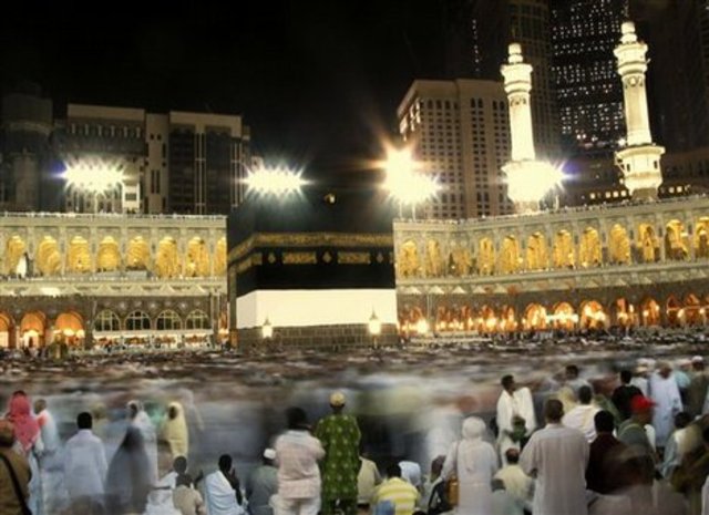 Muhammad leads a lesser pilgrimage to the Ka’aba