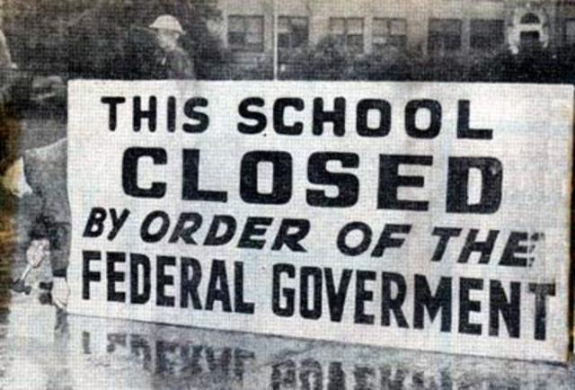 Gov Faubus Closes Public High Schools