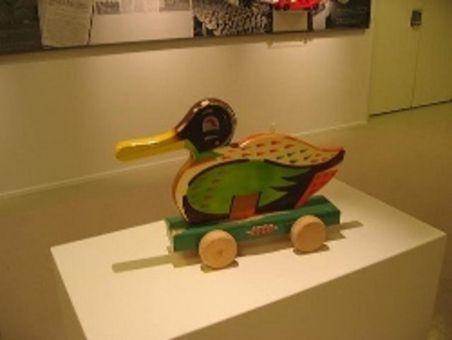 Ole Kirk crea un pato de juguete con madera que le sobro para sus hijos