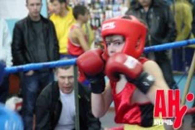 В Керчи проходит турнир по боксу среди юношей