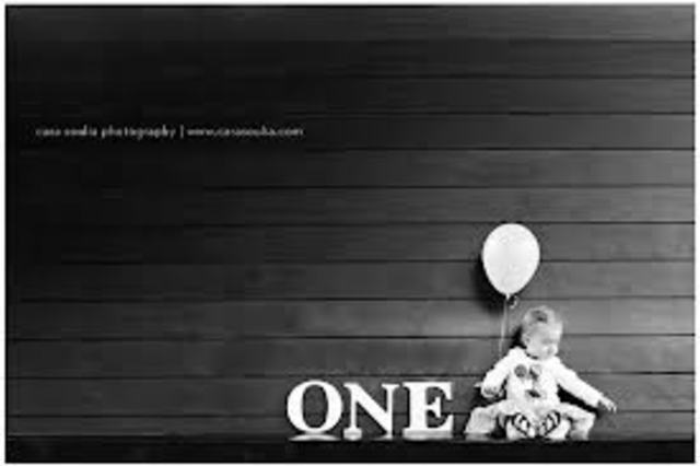 Mi familia y yo celebramos mi primera cumpleanos en el treinta de Augusto diecenueve noventa y ocho.