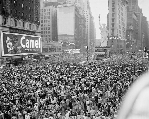 Japan surrenders to US