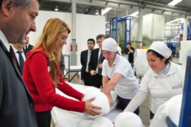 Se inauguró en Pilar una fábrica de vasos descartables