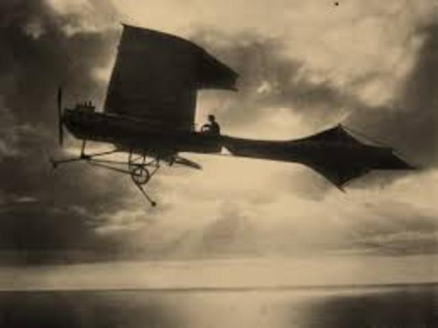 Skrenda pirmasis valdomas lėktuvas