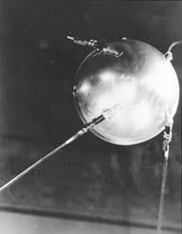 Į kosmosą paledžiamas dirbtinis žemės palydovas.